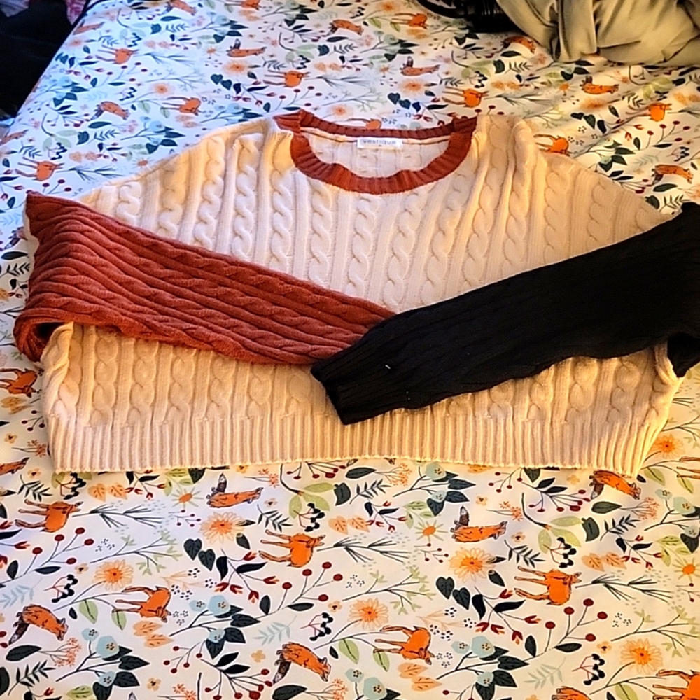 Vestique Color Blocked Cropped Sweater Size Medium